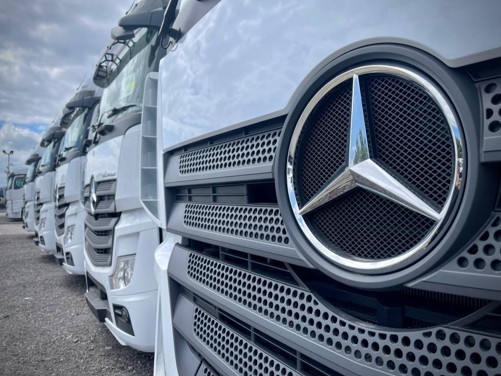 Mercedes-Benz vai produzir caminhões em turno único no ABC por até três meses