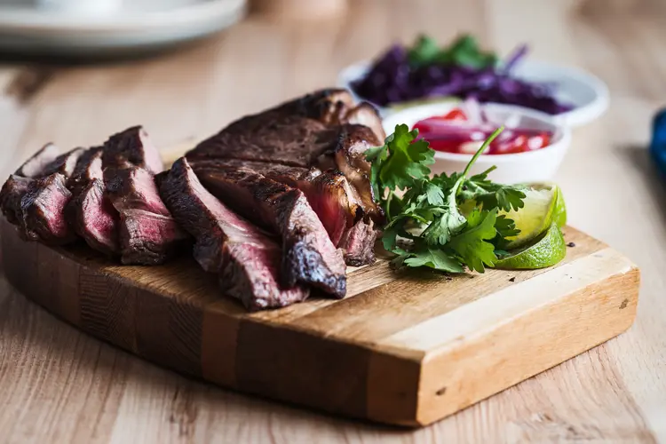 Baby beef, bombom da alcatra e steak do açougueiro são três principais cortes extraídos do alcatra e excelentes para o churrasco.  (istetiana/Getty Images)