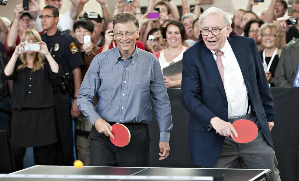 Bill Gates e Warren Buffett jogam de tênis de mesa (Daniel Acker/Bloomberg via/Getty Images)