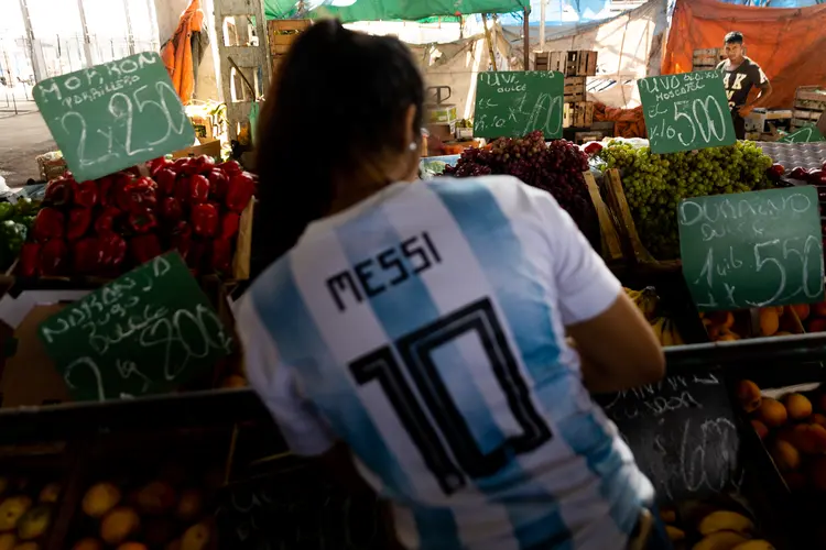 Mulher com a camisa do Messi trabalha em Mercado Central de Buenos Aires (Tomas Cuesta//Getty Images)