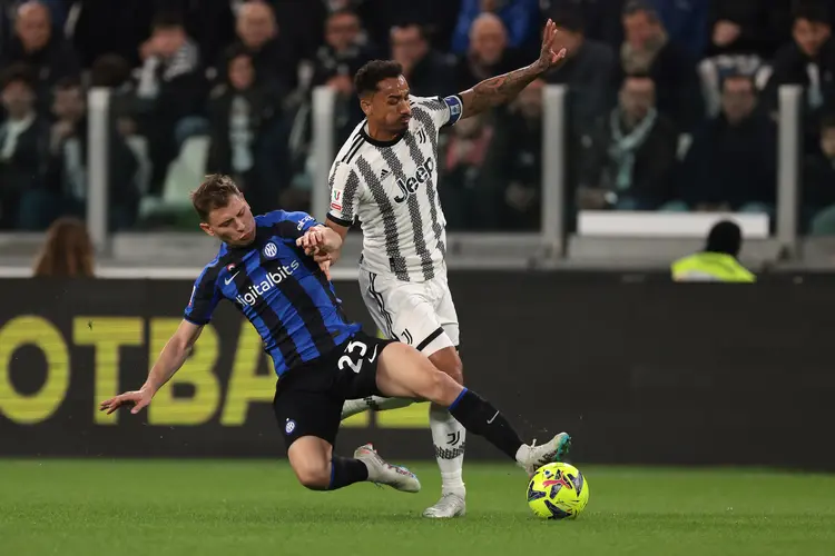TURIN, ITALY - APRIL 04: Nicolo Barella of FC Internazionale challenges Danilo of Juventus during the Coppa Italia Semi Final 1st Leg match, between Juventus FC and FC Internazionale at Allianz Stadium on April 04, 2023 in Turin, Italy. (Photo by Jonathan Moscrop/Getty Images) (Jonathan Moscrop/Getty Images)