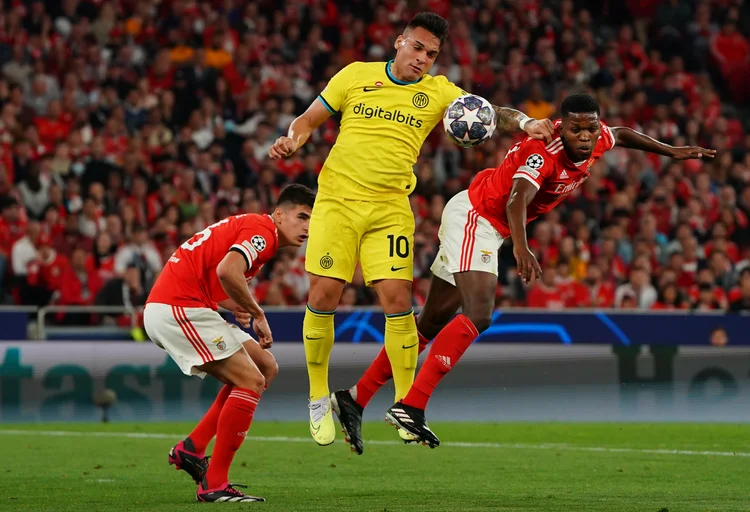 LISBON, PORTUGAL - APRIL 11:  Lautaro Martinez of FC Internazionale with Florentino Luis of SL Benfica in action during the Quarterfinal First Leg - UEFA Champions League match between SL Benfica and FC Internazionale at Estadio da Luz on April 11, 2023 in Lisbon, Portugal.  (Photo by Gualter Fatia/Getty Images) (Gualter Fatia/Getty Images)