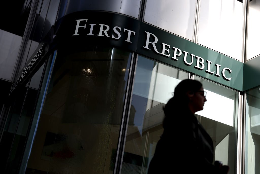Ação do First Republic Bank tem mais um dia de perdas e cai 43%