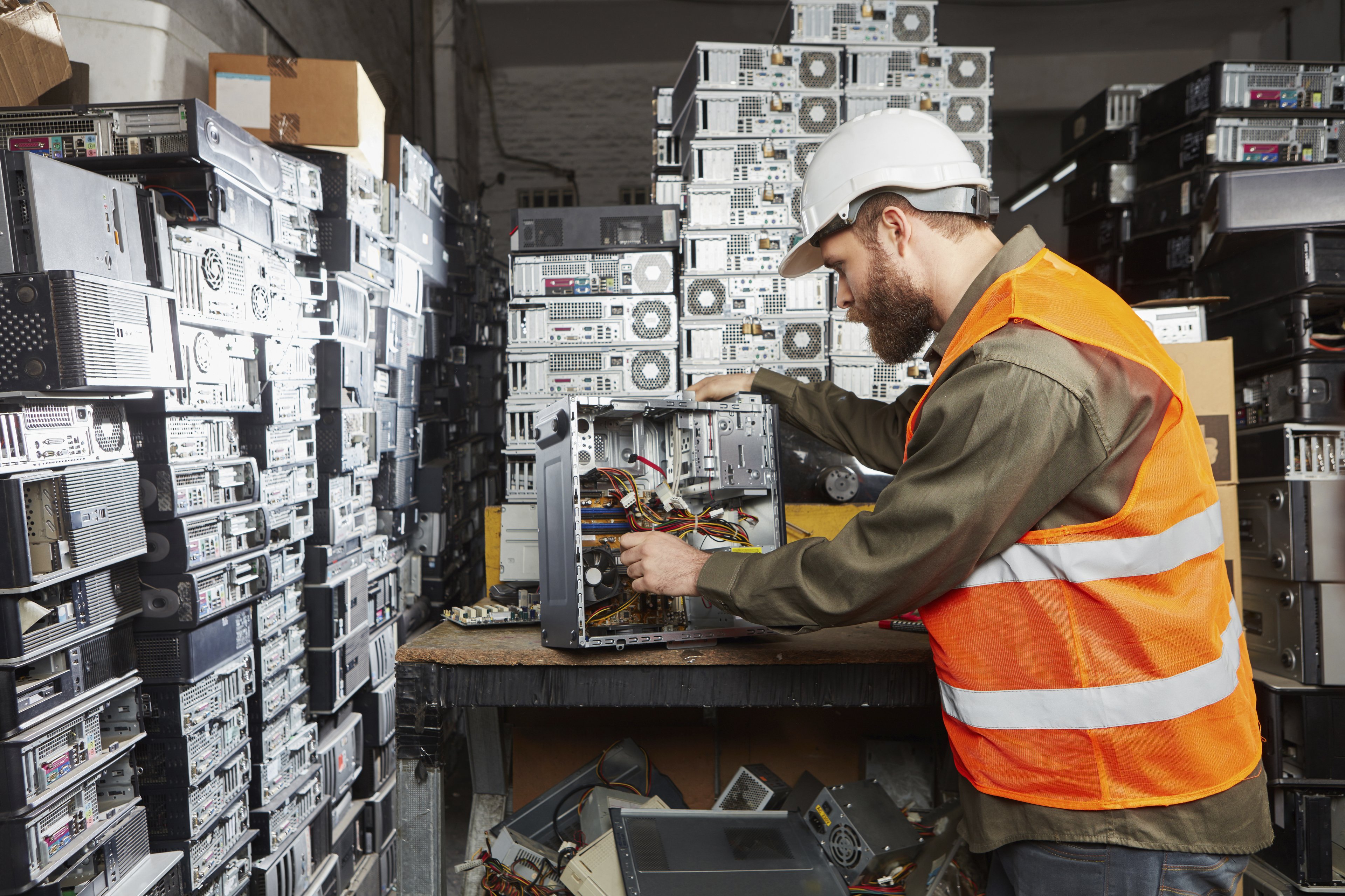 Reciclagem: como fazer o descarte de lixo eletrônico e qual a importância da coleta de resíduos