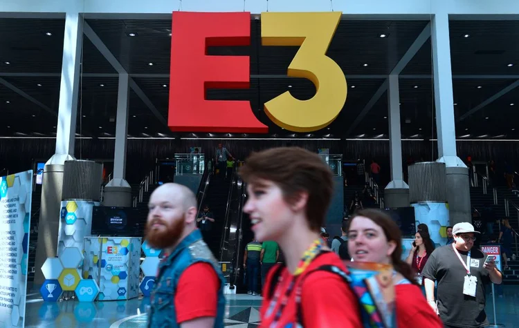 Os fãs de jogos participam da 24ª Electronic Expo, ou E3 2018 em Los Angeles, Califórnia, em 13 de junho de 2018, onde fabricantes de hardware, desenvolvedores de software e a indústria de videogames apresentam seus novos jogos entre 12 e 14 de junho. (Frederic J. BROWN/AFP)