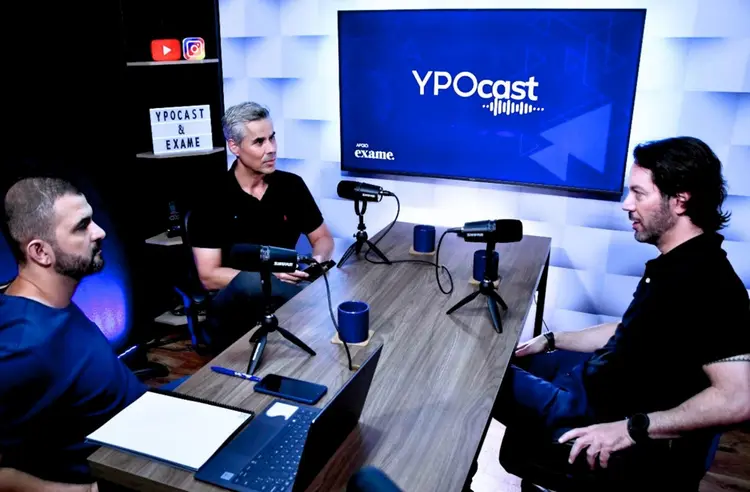 Ypocast: os hosts do Ypocast Duani Reis e Ventura Pires entrevistam Eduardo Ibrahim (Murilo Tobias/Divulgação)