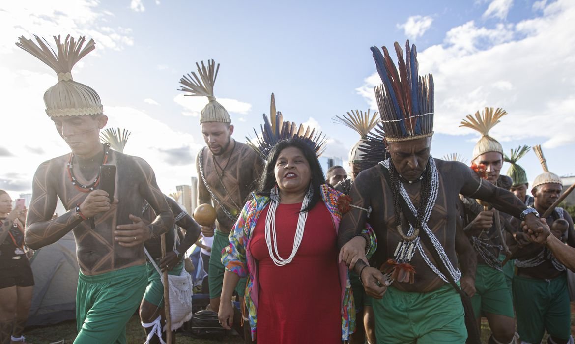 Indígenas chegam a Brasília para o Acampamento Terra Livre