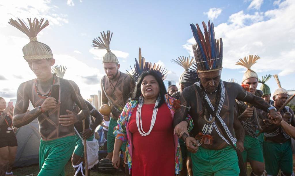 Indígenas chegam a Brasília para o Acampamento Terra Livre