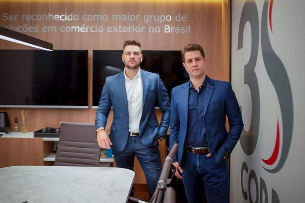 Gabriel Spohr e Lucas Vogt Schommer, do Grupo 3S Corp: meta de faturamento de R$ 1 bilhão em 2023 com franquias de comércio exterior (Divulgação/Divulgação)