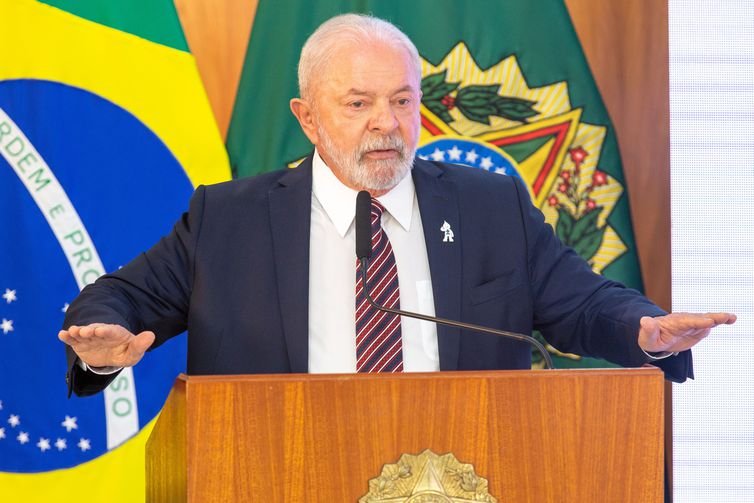 Lula afirma que BNDES e bancos públicos voltarão a fazer empréstimos para promover crescimento