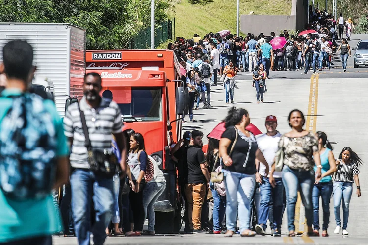 Oportunidades: candidatos esperam na fila em feira de empregos no Rio de Janeiro (Mario Tama/Getty Images)