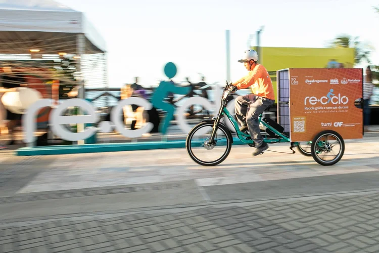 Triciclo do projeto Re-ciclo circula por Fortaleza para buscar lixo reciclável (Ribamar Neto/Divulgação)
