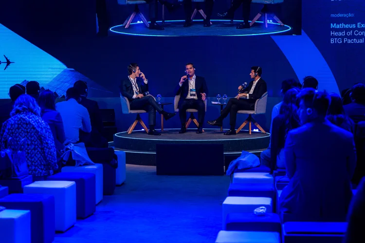 BTG Summit: painel com Rafael Nety (esquerda) e Rogério Stallone (centro), com mediação de Matheus Exner (direita) (BTG Pactual/Divulgação)