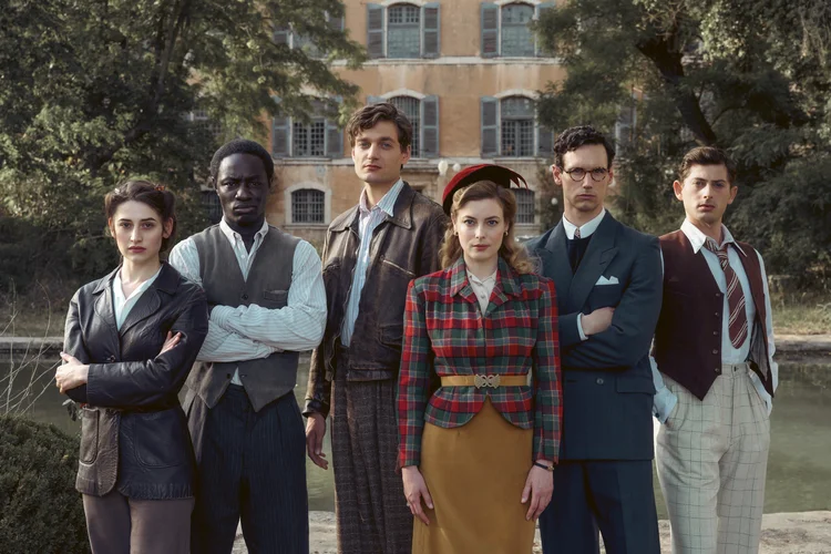 Deleila Piasko como Lisa Fittko, Ralph Amoussou como Paul Kandjo, Lucas Englander como Albert Hirschmann, Gillian Jacobs como Mary-Jayne Gold,  Cory Michael Smith como Varian Fry e Amit Rahav como Thomas Lovegrove na série "Transatlântico" na Netflix. (Netflix/Divulgação)