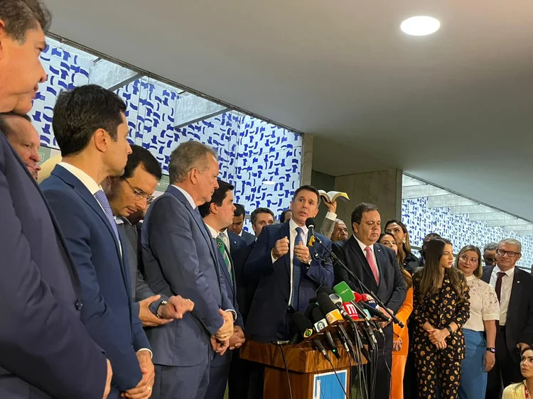 O deputado André Figueiredo (CE), líder do PDT, discursa na formação de bloco com 173 deputados, incluindo PP, o partido do presidente da Câmara, Arthur Lira  (Izael Pereira/Exame)