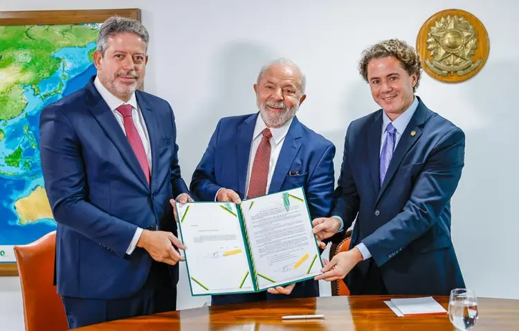 Pacheco, Lula e Vital do Rêgo: presidente entregou projeto de novo arcabouço. (Ricardo Stuckert/PR/Divulgação)