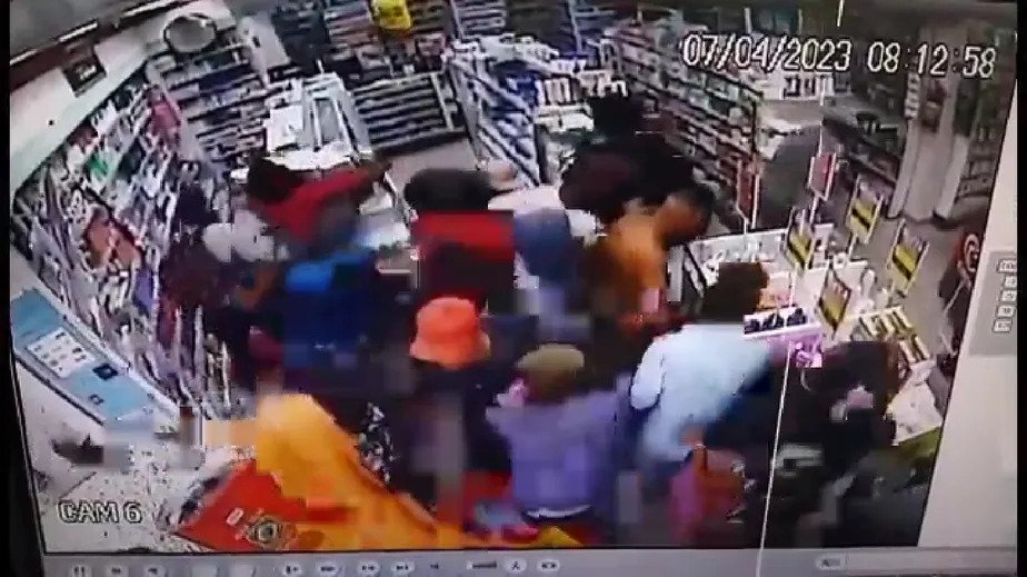 Cracolândia: multidão invade farmácia no Centro de SP e estabelecimento é saqueado; veja vídeo