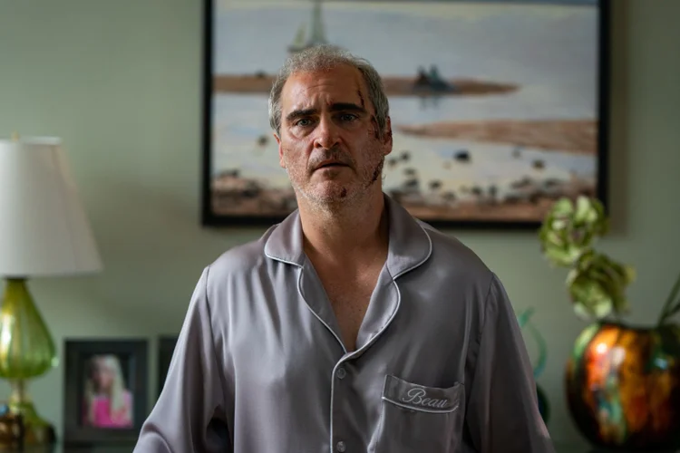 Joaquin Phoenix é "Beau" em "Beau is Afraid" de Ari Aster (Diamond Films/Divulgação)