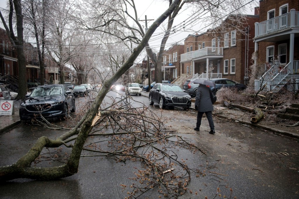 Tempestade de gelo deixa milhares de casas sem luz no Canadá