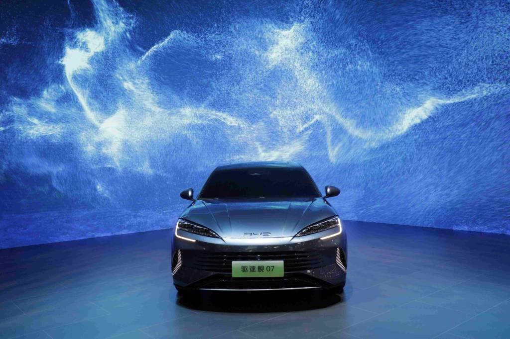 Carro da BYD em feira em Xangai: marca se tornou a mais vendida no país asiático no início de 2023 (Bloomberg/Bloomberg)