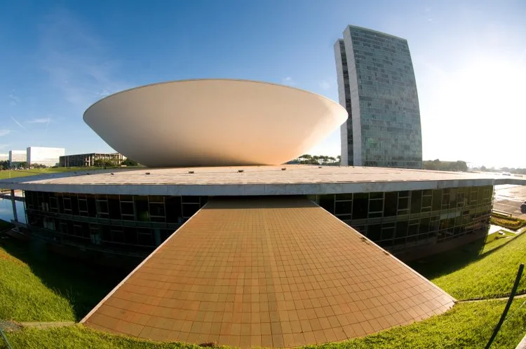 A medida precisa ser votada pelos plenários da Câmara e também do Senado até o fim desta quarta-feira (Saulo Cruz/Agência Câmara)