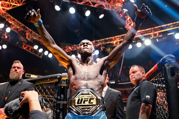 Campeão de UFC Israel Adesanya, viraliza nas redes ao aparecer