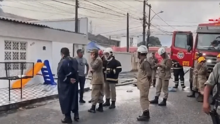 Incêndio: O Instituto de Criminalística (IC) se encontra no local para colaborar com as investigações da causa do incêndio (TV Globo/Reprodução)