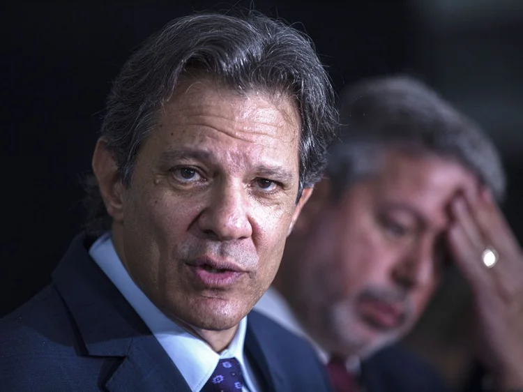 Bras’lia (DF) 18/04/2023 - O presidente da Camara dos Deputados, Arthur Lira (d) e o ministro da Fazenda, Fernando Haddad (e) durante coletiva para explicar os tramites do arcabouo fiscal que segue agora para o Congresso Nacional. Foto: Joédson Alves/Agência Brasil (Joédson Alves/Agência Brasil)