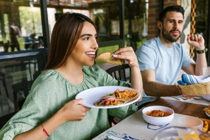 Imagem referente à matéria: Comida gostosa ou clientes atraentes? IA avalia restaurantes pela beleza dos frequentadores