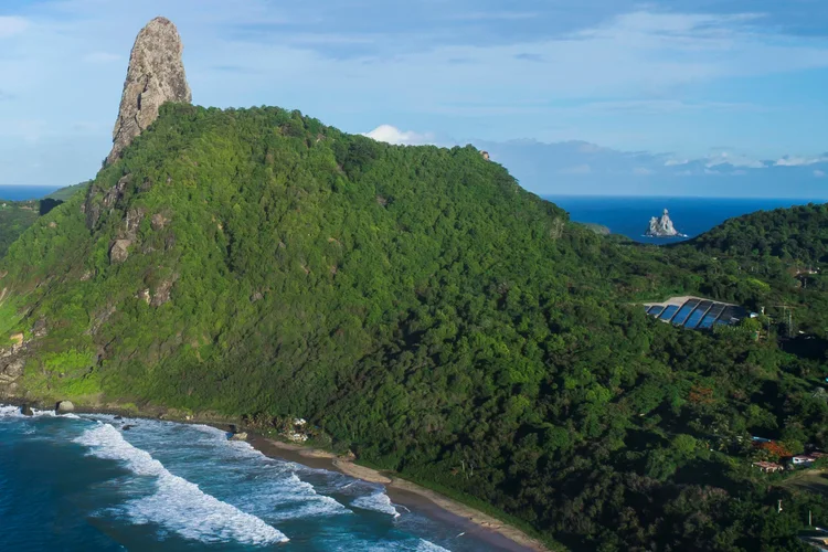 À direita da imagem, usina solar em Fernando de Noronha; energia fotovoltaica já representa 10% da geração elétrica no local. (Neoenergia/Divulgação)