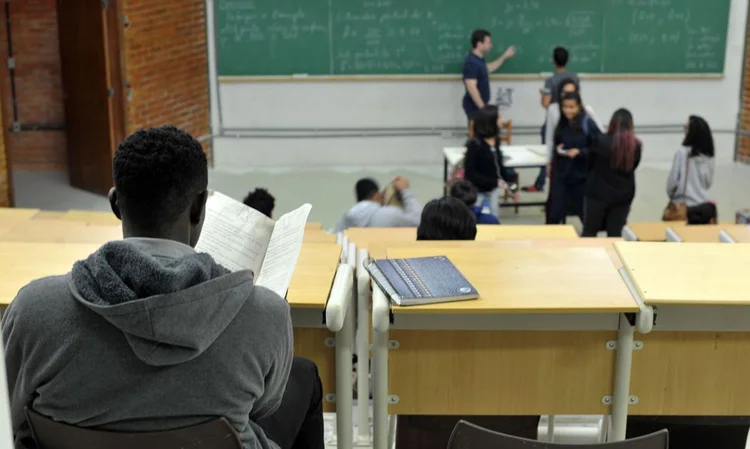Fies: O valor semestral mínimo de financiamento para todos os cursos financiados será de R$ 300. (Arquivo/Agência Brasil)