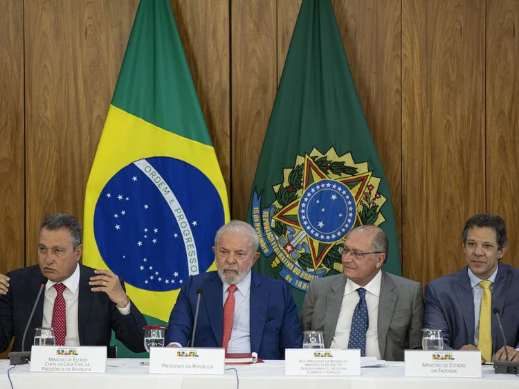  O ministro da Casa Civil, Rui Costa, presidente Luiz Inácio Lula da Silva, vice presidente Geraldo Alckmin e o ministro da Fazenda, Fernando Haddad, durante reunião de apresentação e assinatura dos decretos que autorizam a regulamentação do Marco Legal do Saneamento (Joédson Alves/Agência Brasil)