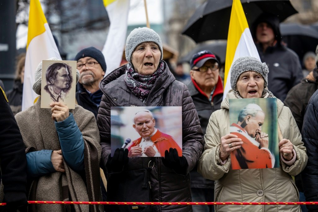 Milhares de poloneses protestam para defender a reputação do ex-papa João Paulo II