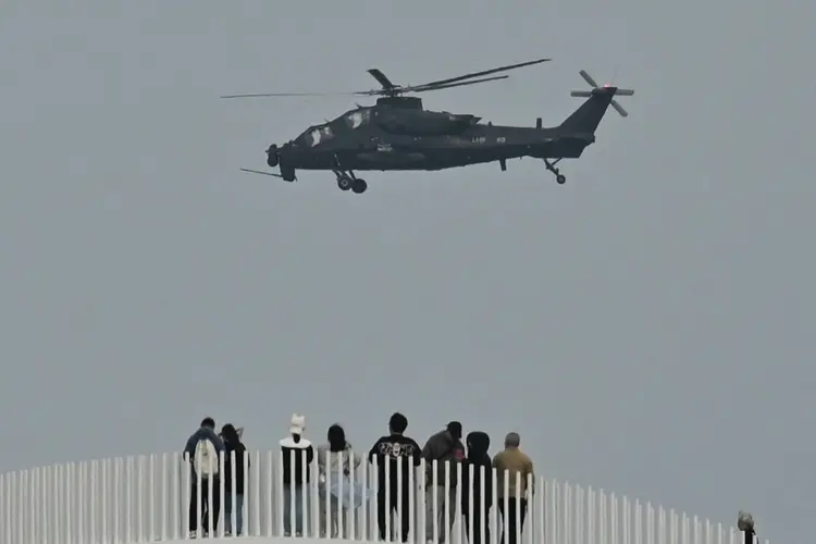 Helicóptero militar na ilha chinesa de Pingtan, próxima de Taiwan (AFP/AFP)