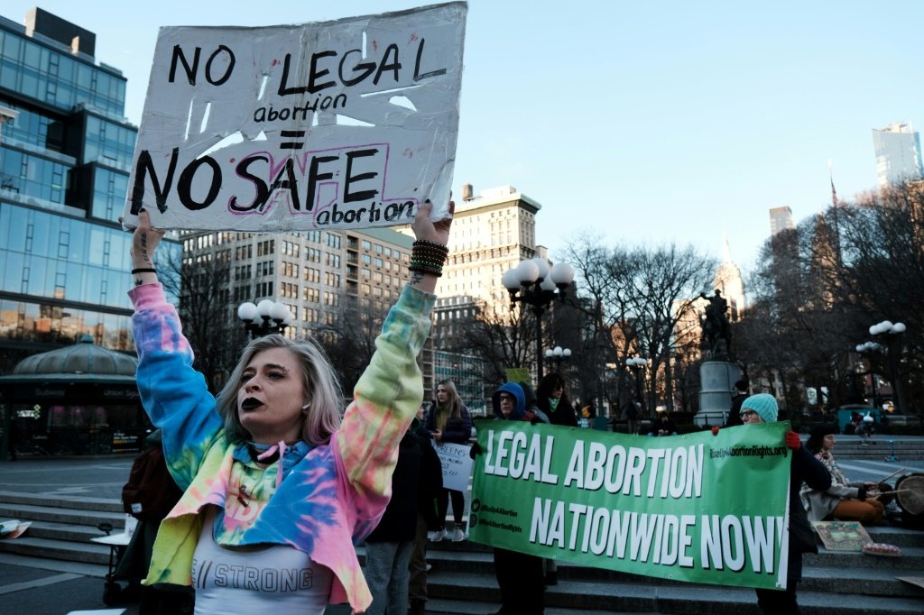 Suprema Corte dos EUA decide manter acesso à pílula abortiva