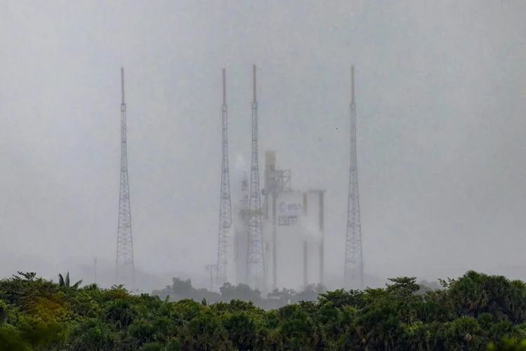O foguete Ariane 5 carregando a sonda European Juice na plataforma de lançamento do centro espacial Kourou, na Guiana Francesa, em 13 de abril de 2023

 (AFP/AFP)