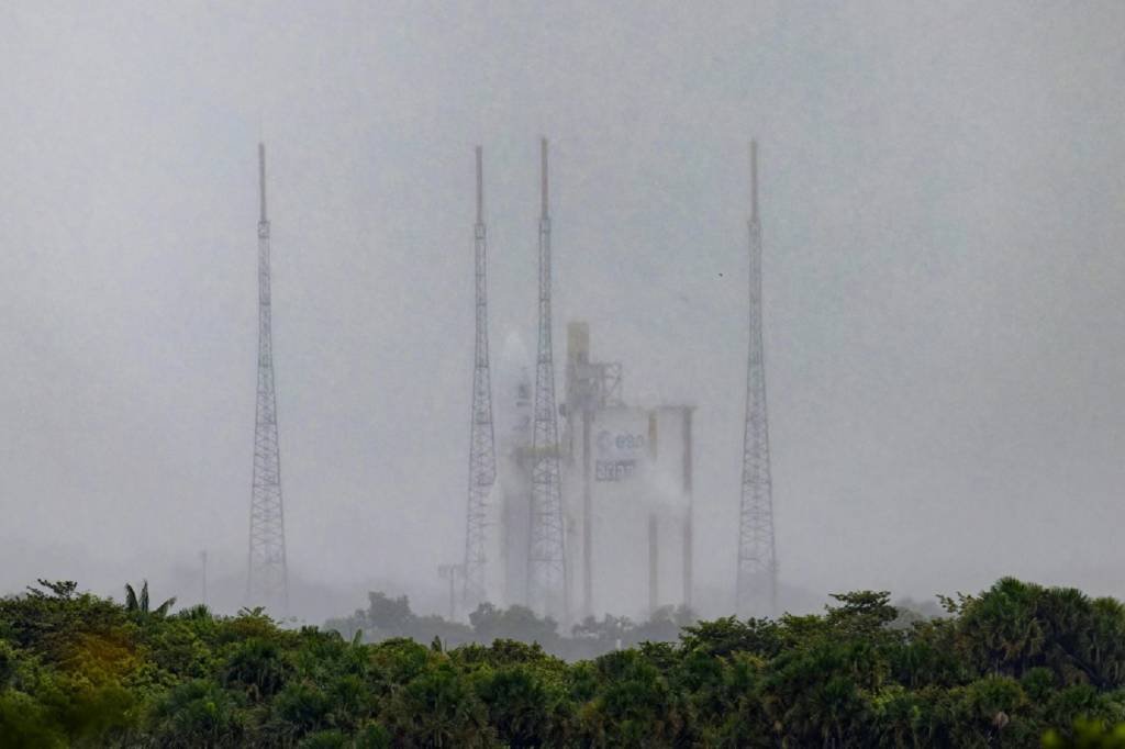 O foguete Ariane 5 carregando a sonda European Juice na plataforma de lançamento do centro espacial Kourou, na Guiana Francesa, em 13 de abril de 2023

 (AFP/AFP)