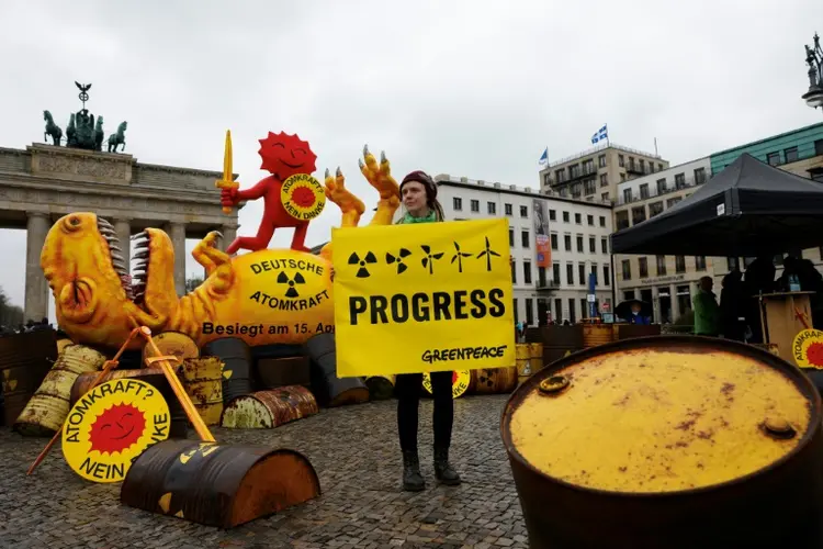 Neste sábado, aos pés do Portão de Brandemburgo, em Berlim, a ONG Greenpeace organizou uma despedida do átomo (AFP/AFP Photo)