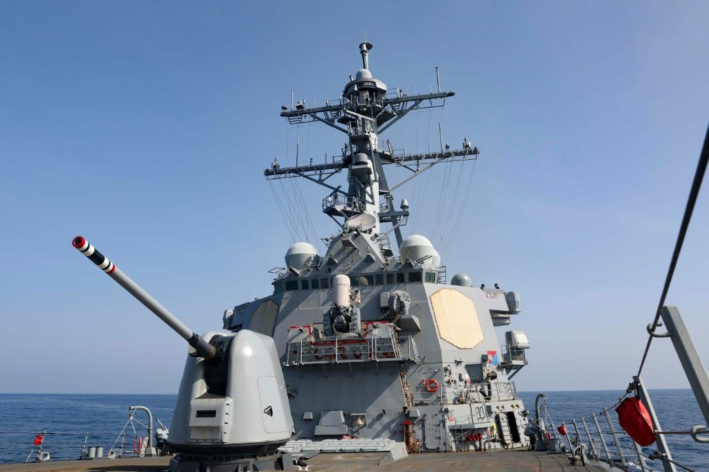 O Milius passou "por águas onde são aplicadas a liberdade de navegação e sobrevoo de acordo com o direito internacional", acrescenta a nota da 7ª Frota da Marinha (AFP/AFP Photo)