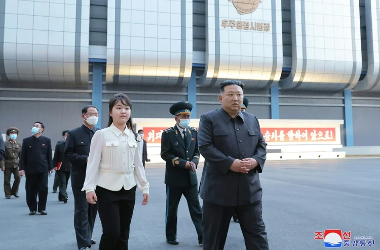 Kim Jong Un: As fotografias divulgadas pela imprensa estatal mostram uma visita de Kim à agência espacial com sua filha (AFP/AFP Photo)