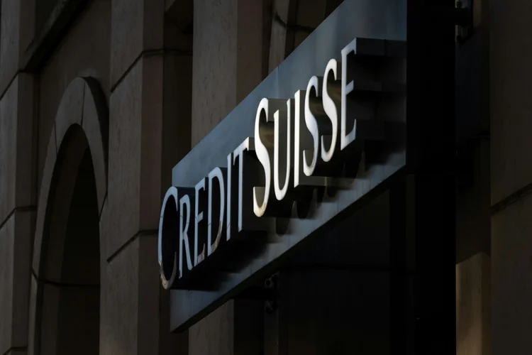 De modo geral, as ações de um banco teriam de sofrer baixa contábil completa antes de credores assumirem perdas (AFP/AFP)