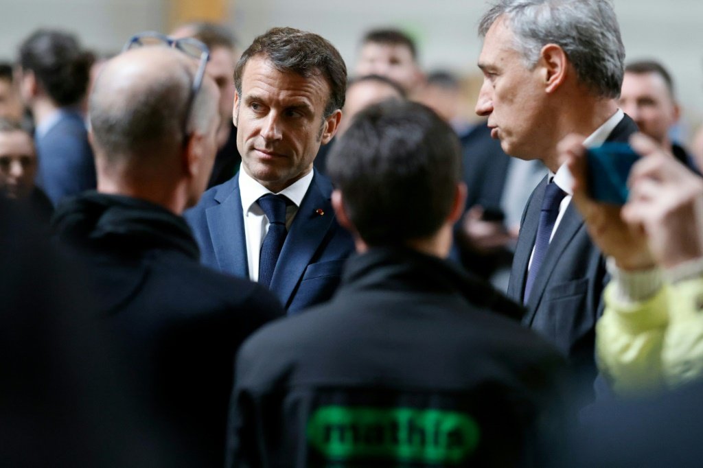 Macron é vaiado em visita para tentar acabar com crise da reforma da Previdência