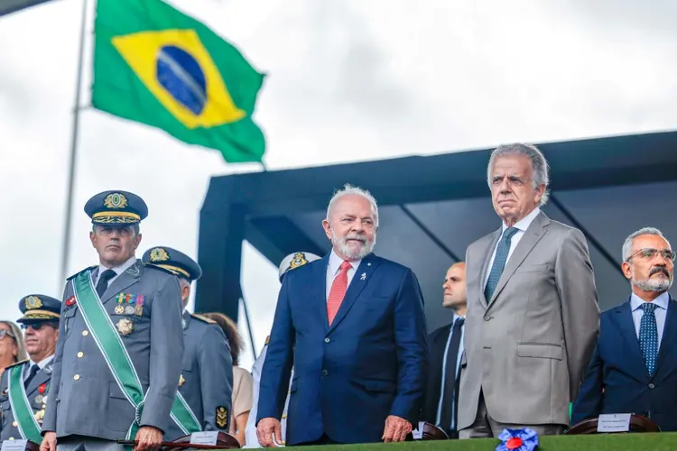 O presidente Lula (centro); o ministro da Defesa, José Múcio Monteiro (à dir.); e o comandante do Exército, general Tomas Paiva (à esq.), participam da celebração do Dia do Exército, em Brasília, em 19 de abril de 2023 (AFP/AFP)