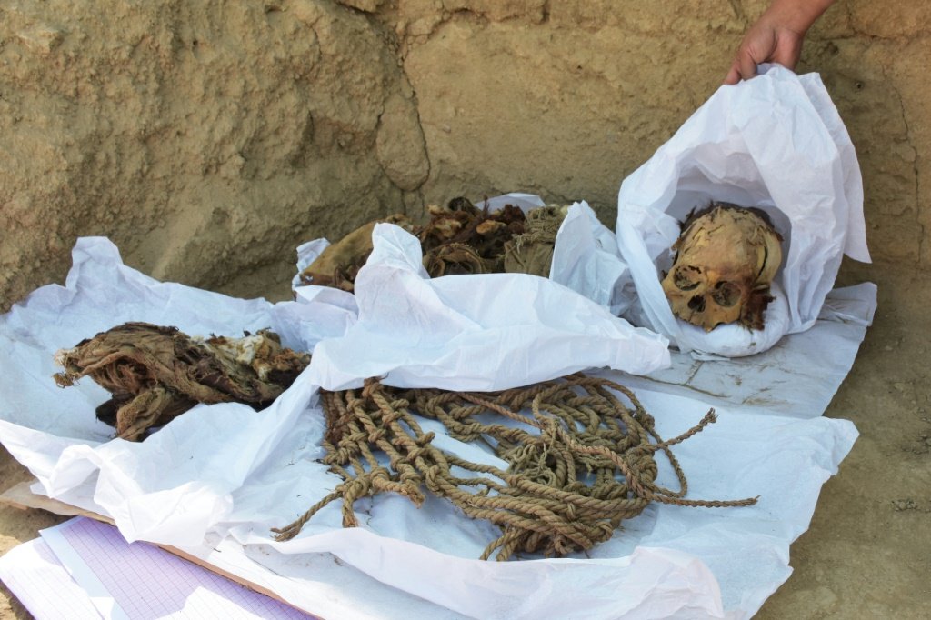 Múmia de adolescente de até 1.200 anos é descoberta no Peru; veja imagens