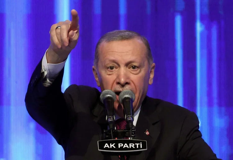 Putin elogiou Erdogan, chamando-o de "um líder com objetivos ambiciosos" (AFP/AFP Photo)