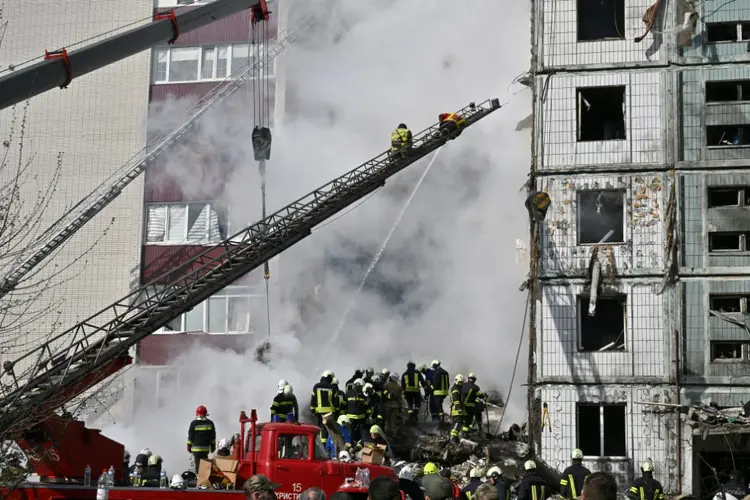 Odessa: cidade teve diversas estruturas destruídas por explosões e civis (AFP/AFP Photo)