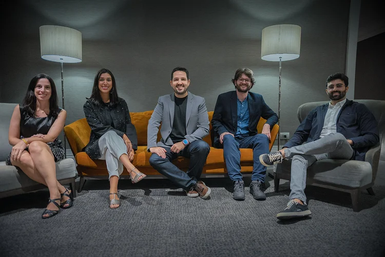 Da esquerda para a direita, Martha Didier, Lorena Martins, Bruno Leonardo, Miguel Fernandes e João Victor, sócios da Witseed: clientes de grande porte e experiência de educação corporativa "nível Netflix" (Witseed/Divulgação)