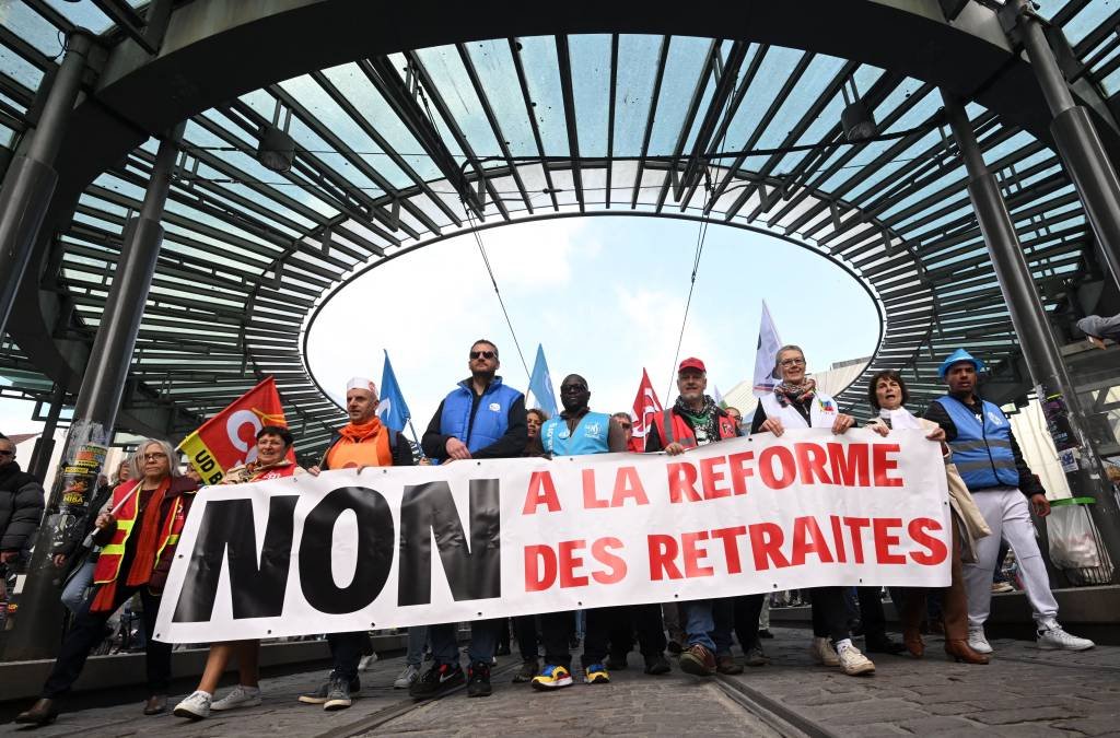 'Não à reforma da Previdência', diz a faixa exibida na manifestação em 1º de maio de 2023 em Estrasburgo, oeste da França (Frederick Florin/AFP)