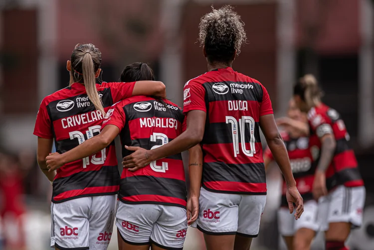 Liverpool pelo Campeonato Inglês, Brasileirão feminino e demais competições europeias são os destaques desta segunda-feira de futebol (Paula Reis / Flamengo/Reprodução)