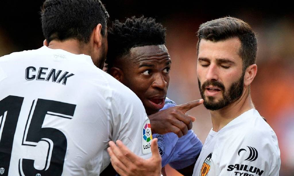 Em derrota do Real Madrid, Vini Jr sofre racismo novamente
